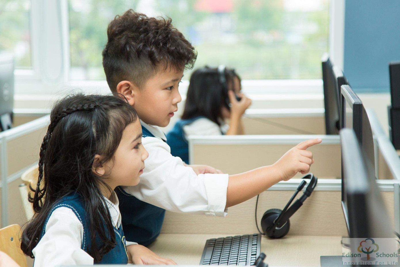 Theo quy định của Bộ GD&amp;ĐT, Tin học và Ngoại ngữ là 2 môn bắt buộc cho học sinh tiểu học từ lớp 3.