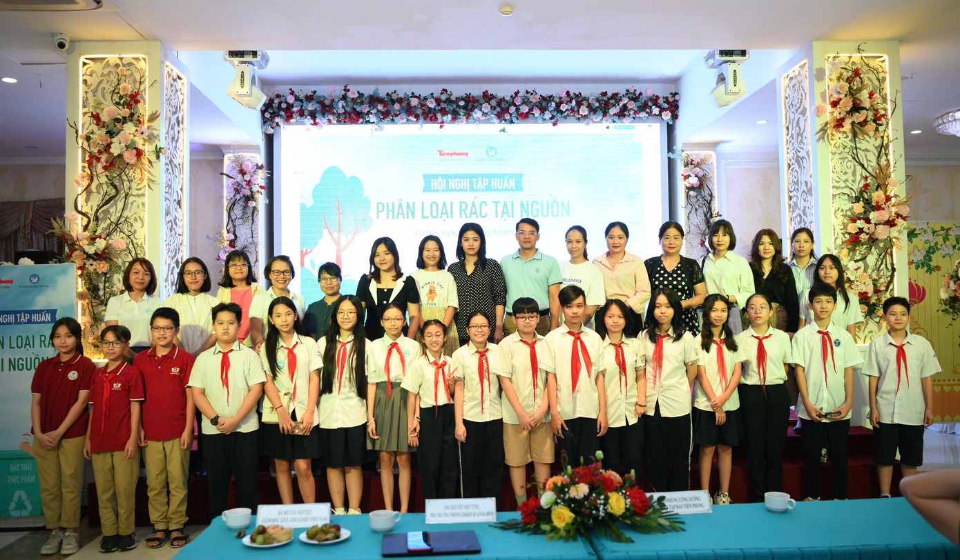 Học sinh các trường chụp ảnh lưu niệm với thầy cô tại buổi tập huấn.