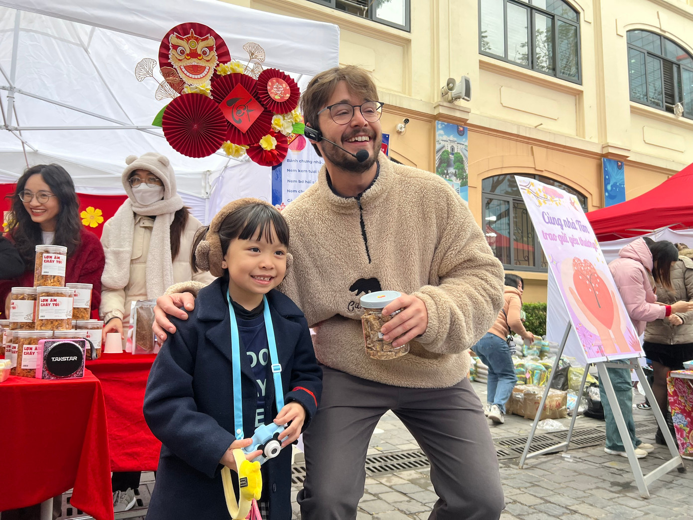 Thầy giáo người nước ngoài cũng học nói tiếng Việt để bán hàng quyên góp quỹ từ thiện cho học sinh nghèo và các em ở vùng khó khăn.