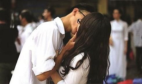 Không nên đưa hình ảnh nhạy cảm lên mạng xã hội. Không nên đưa hình ảnh nhạy cảm lên mạng xã hội.