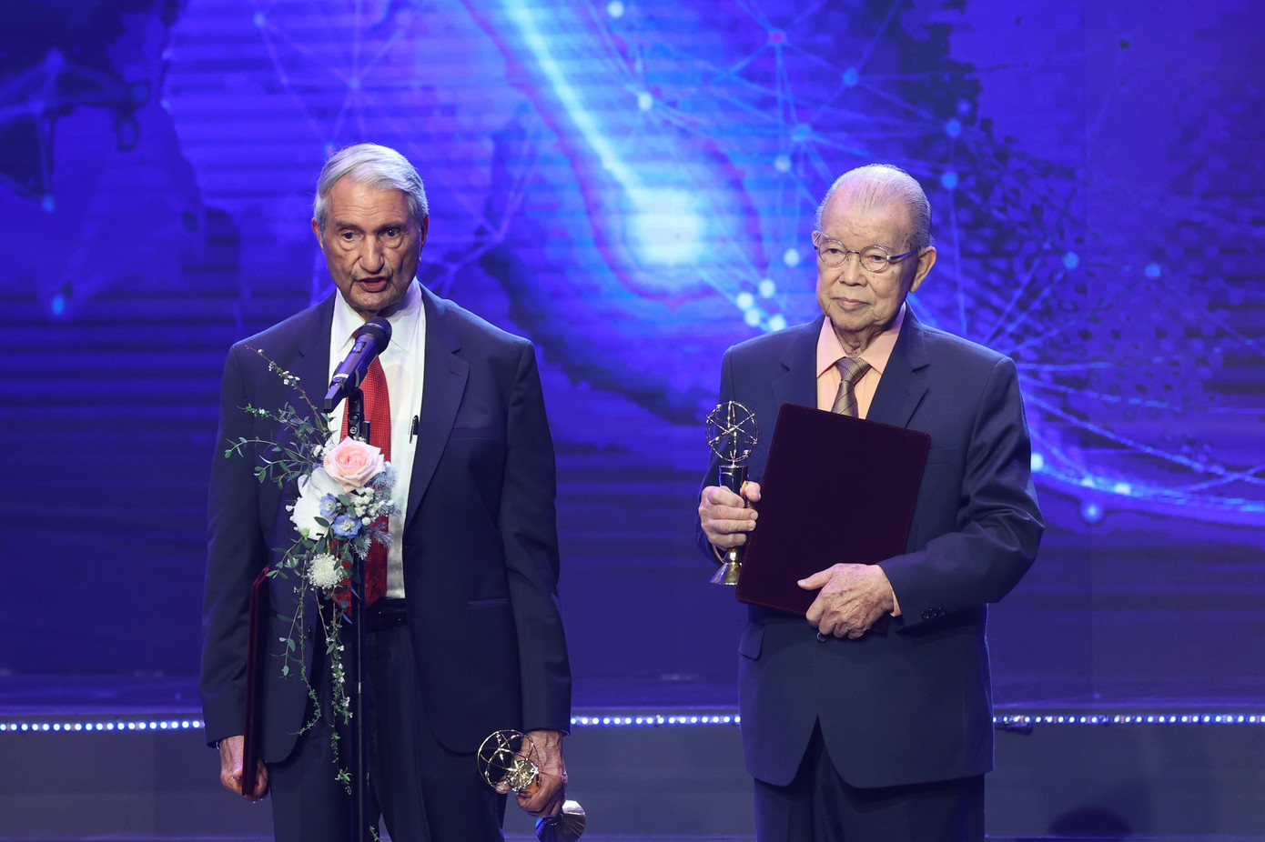 GS Võ Tòng Xuân cùng người đồng nghiệp – GS Gurdev Singh Khush được vinh danh ở hạng mục Giải Đặc biệt VinFuture 2023 dành cho Nhà khoa học đến từ các nước đang phát triển. Ảnh: Trọng Tài. GS Võ Tòng Xuân cùng người đồng nghiệp – GS Gurdev Singh Khush được vinh danh ở hạng mục Giải Đặc biệt VinFuture 2023 dành cho Nhà khoa học đến từ các nước đang phát triển. Ảnh: Trọng Tài.