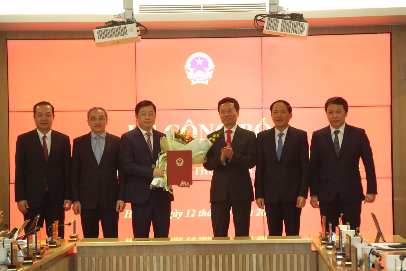 Bộ trưởng Bộ Thông tin và Truyền thông Nguyễn Mạnh Hùng trao Quyết định bổ nhiệm cho tân Thứ trưởng Nguyễn Thanh Lâm.