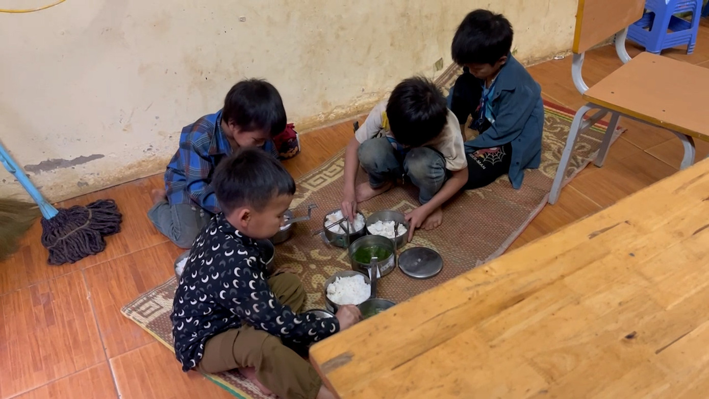 Trước đó, phụ huynh phản ánh bữa ăn học sinh lèo tèo với cơm, canh rau cải và xúc xích hoặc trứng luộc, đậu phụ. Trước đó, phụ huynh phản ánh bữa ăn học sinh lèo tèo với cơm, canh rau cải và xúc xích hoặc trứng luộc, đậu phụ.