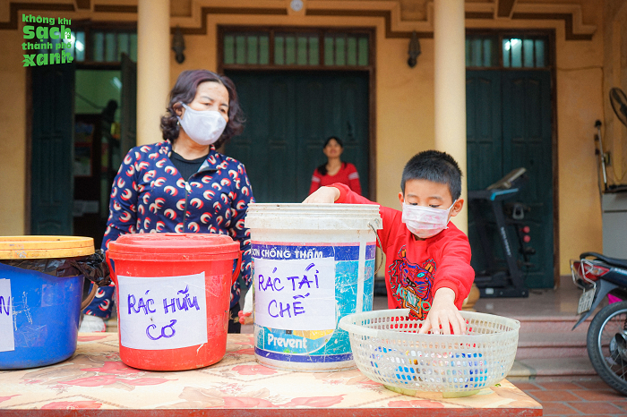 Huyện Đông Anh thực hiện thí điểm phân loại rác tại nguồn. Ảnh: Live and Learn Việt Nam.