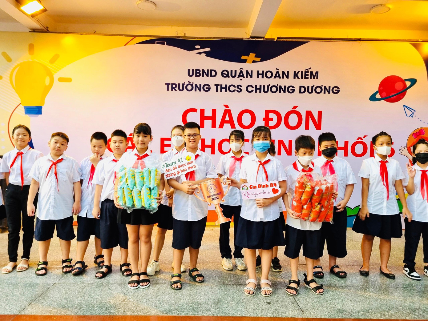 Để làm quen, học sinh lớp 6 được tặng quà, vui chơi có thưởng. Để làm quen, học sinh lớp 6 được tặng quà, vui chơi có thưởng.