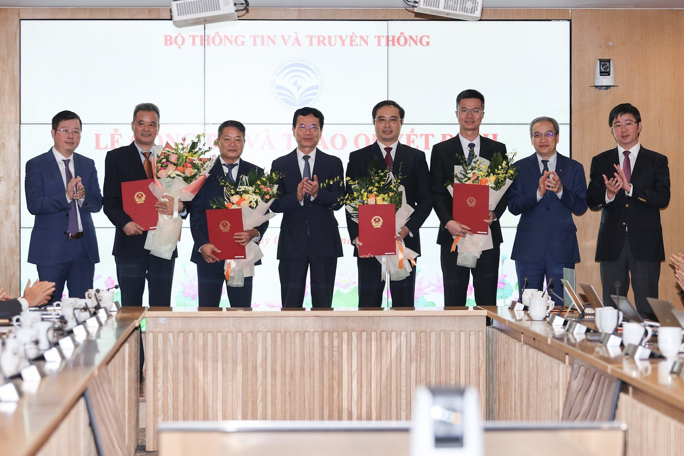 Bộ trưởng Bộ Thông tin và Truyền thông Nguyễn Mạnh Hùng và các Thứ trưởng tặng hoa và trao quyết định cho các cán bộ được bổ nhiệm.