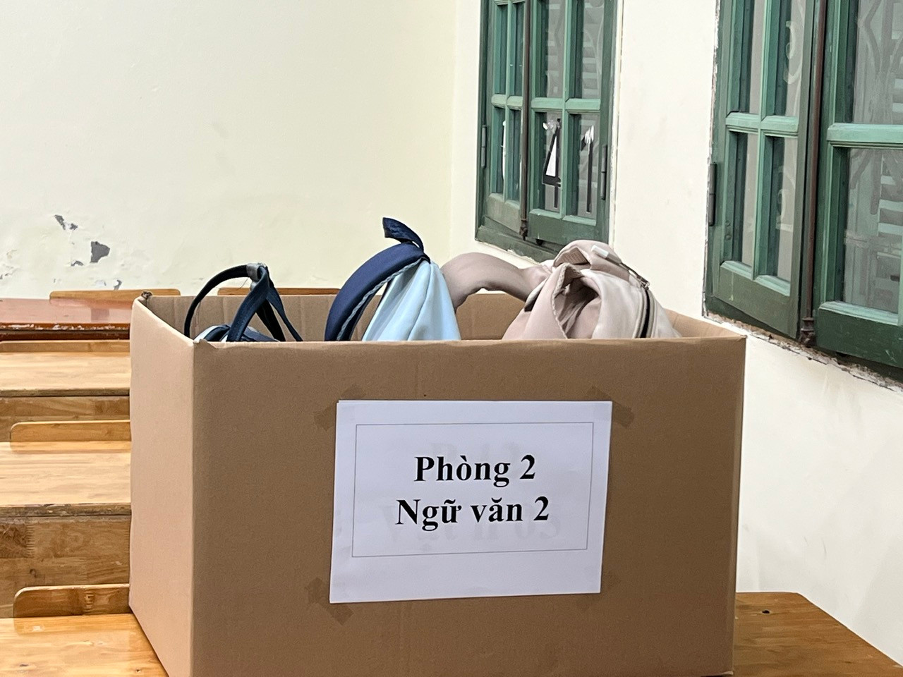 Đồ đạc tư trang cá nhân của thí sinh được gửi vào phòng riêng.