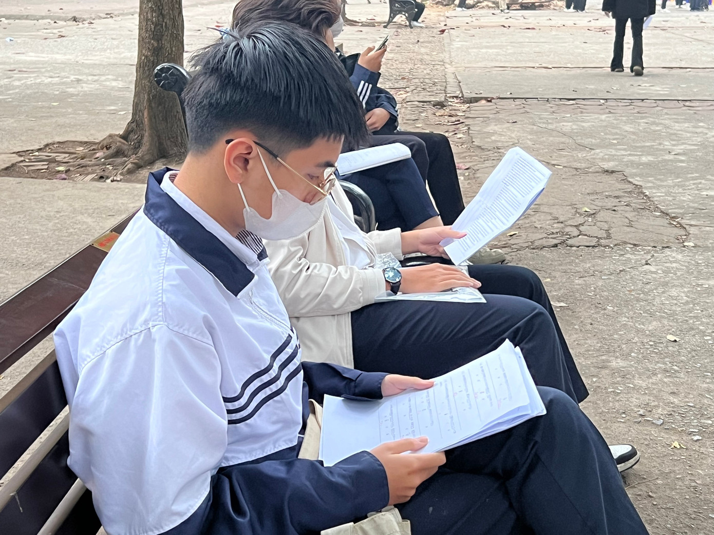 Thí sinh tranh thủ ôn bài trước giờ thi.