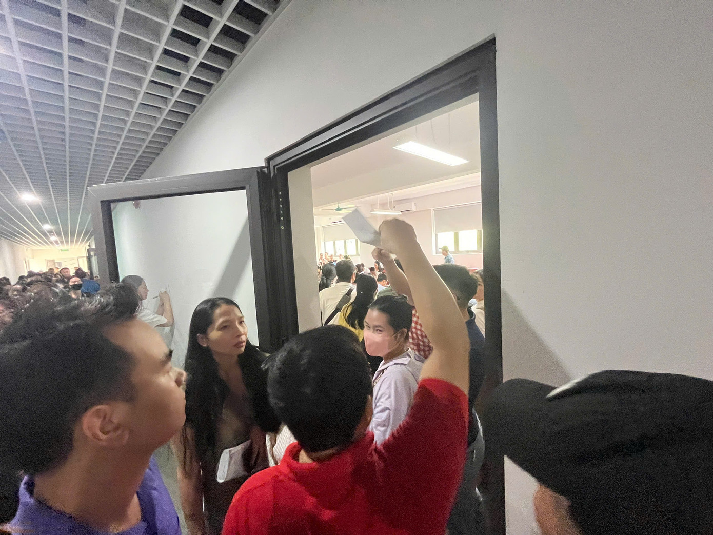 Phụ huynh tập trung ở Trường tiểu học Tây Mỗ 3 để đòi quyền lợi cho con được học gần nhà. Phụ huynh tập trung ở Trường tiểu học Tây Mỗ 3 để đòi quyền lợi cho con được học gần nhà.