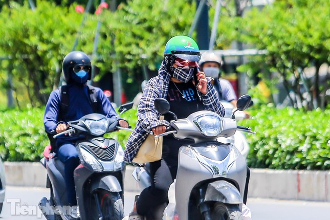 Nắng nóng kéo dài ở đồng bằng Bắc Bộ và miền Trung.