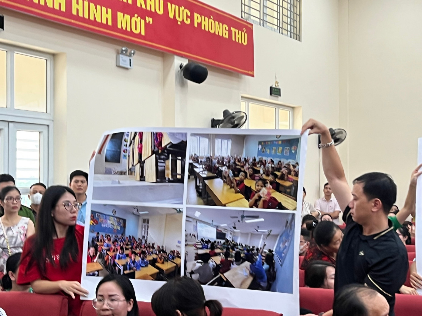 Phụ huynh in cả ảnh học sinh/lớp quá tải mang đến hội nghị. Phụ huynh in cả ảnh học sinh/lớp quá tải mang đến hội nghị.