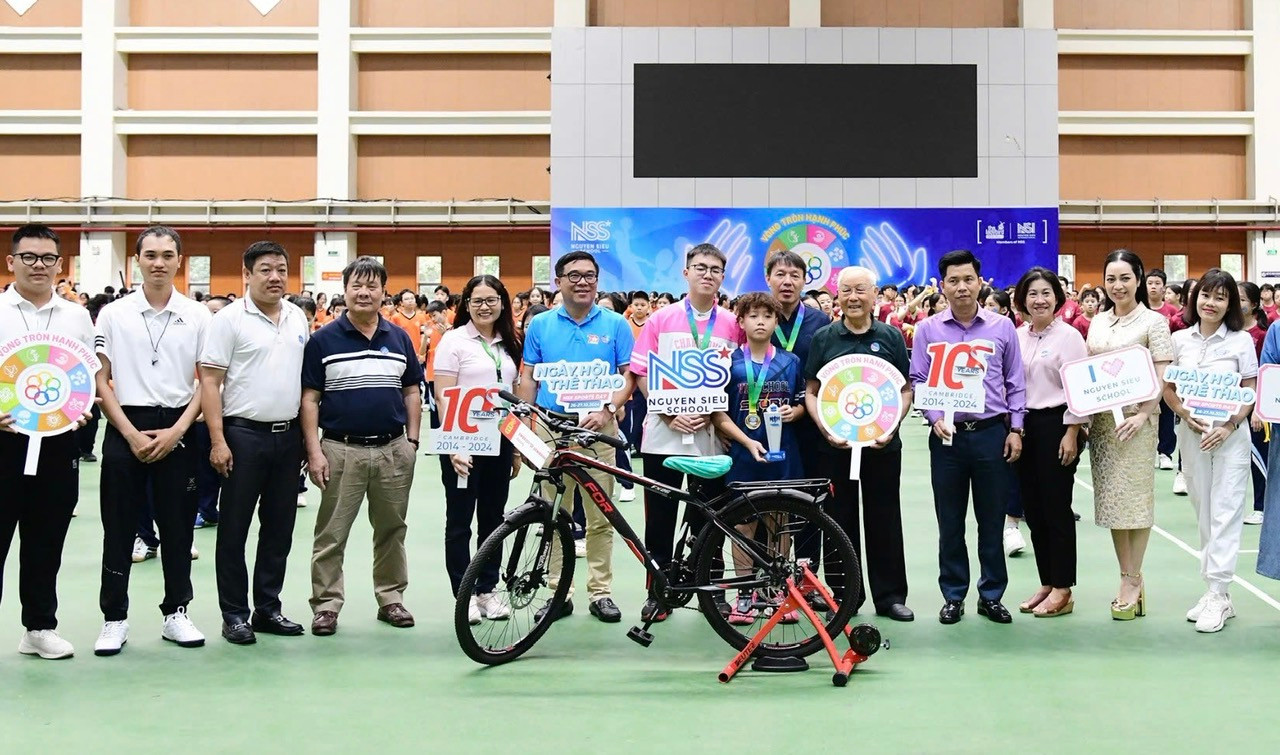 Em Phạm Gia Khánh, học sinh lớp 12AL2 và gia đình đã giành giải Nhất cuộc đua "Xe đạp đồng hành" vòng quanh hồ Tây. Em Phạm Gia Khánh, học sinh lớp 12AL2 và gia đình đã giành giải Nhất cuộc đua "Xe đạp đồng hành" vòng quanh hồ Tây.