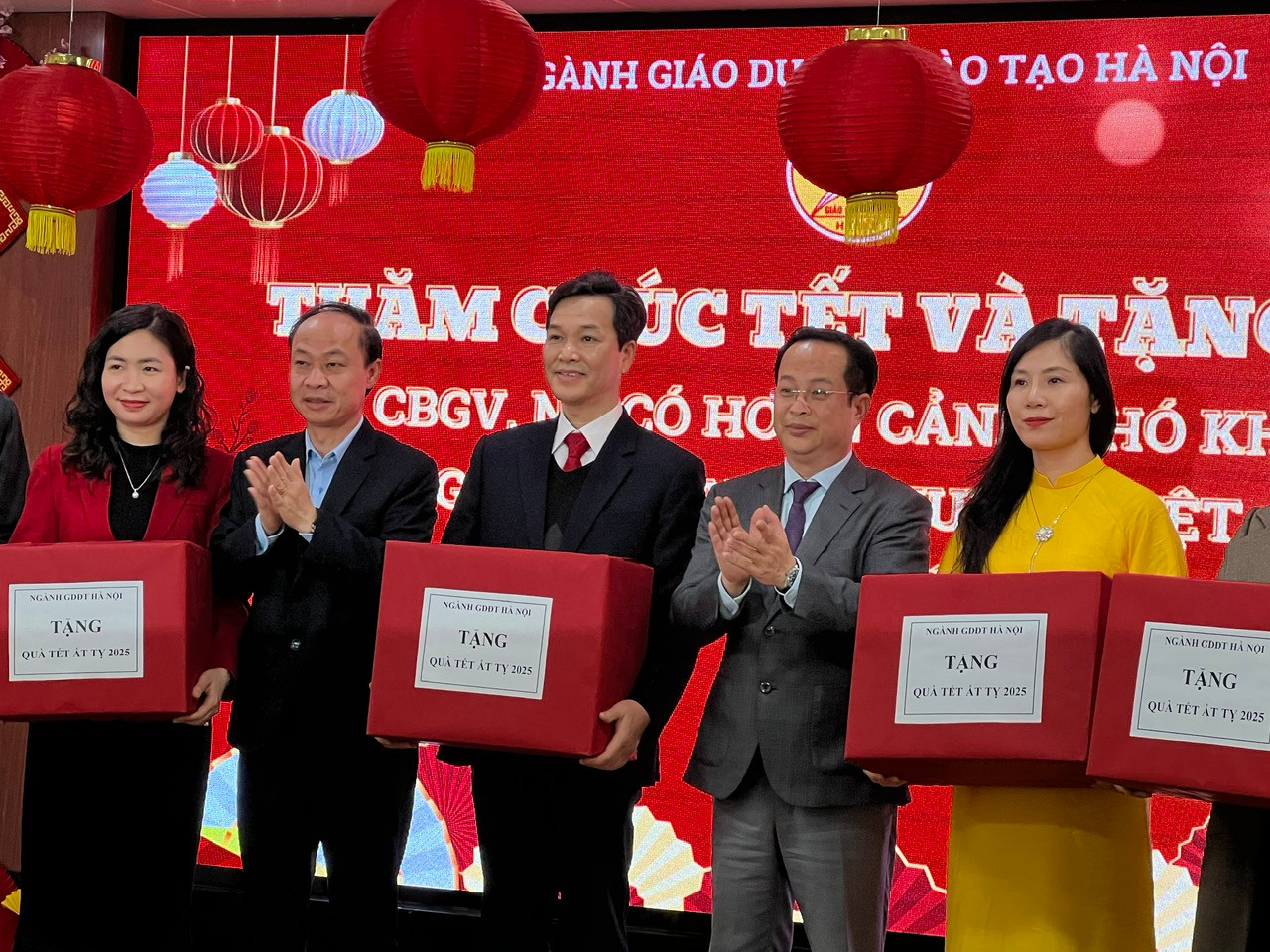 Lãnh đạo Sở GD&ĐT Hà Nội tặng quà, động viên thầy cô giáo các trường mầm non, trường chuyên biệt trước thềm Tết Nguyên đán. Lãnh đạo Sở GD&ĐT Hà Nội tặng quà, động viên thầy cô giáo các trường mầm non, trường chuyên biệt trước thềm Tết Nguyên đán.