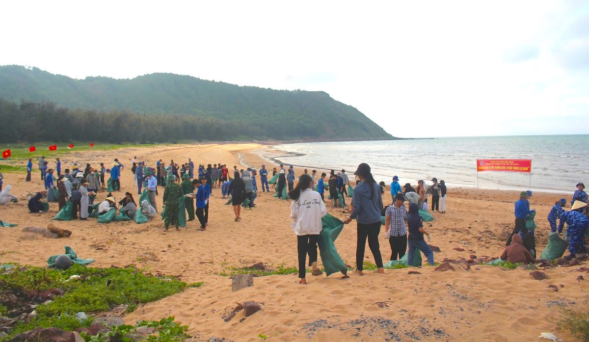 Hoạt động làm sạch biển ngày 25/5 tại khu vực biển huyện Nghi Lộc, tỉnh Nghệ An do Đoàn xã Nghi Thiết (huyện Nghi Lộc, tỉnh Nghệ An) vừa phối hợp với Đoàn đặc nhiệm Phòng chống tội phạm ma túy số 2 (Cảnh sát biển Việt Nam) tổ chức.