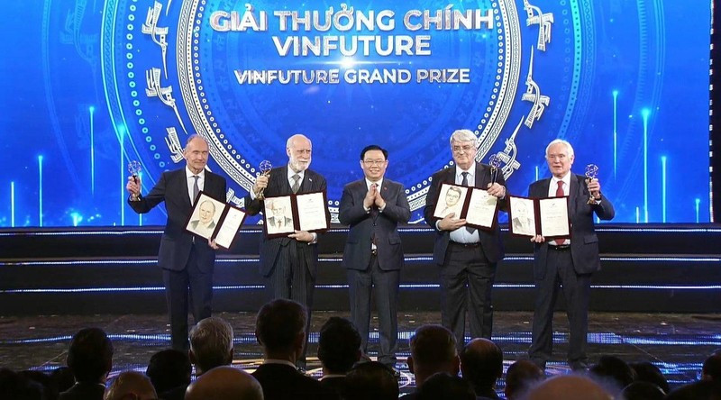 Các nhà khoa học giành giải thưởng Chính của Giải VinFuture 2022