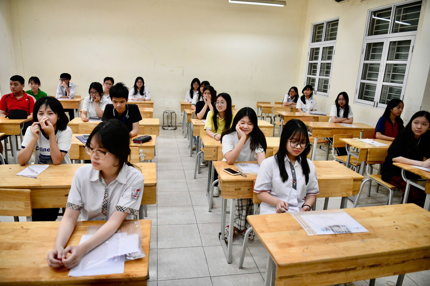 Thí sinh nghe phổ biến quy chế thi tại Điểm thi THCS Kim Giang sáng nay. (ảnh: Như Ý)