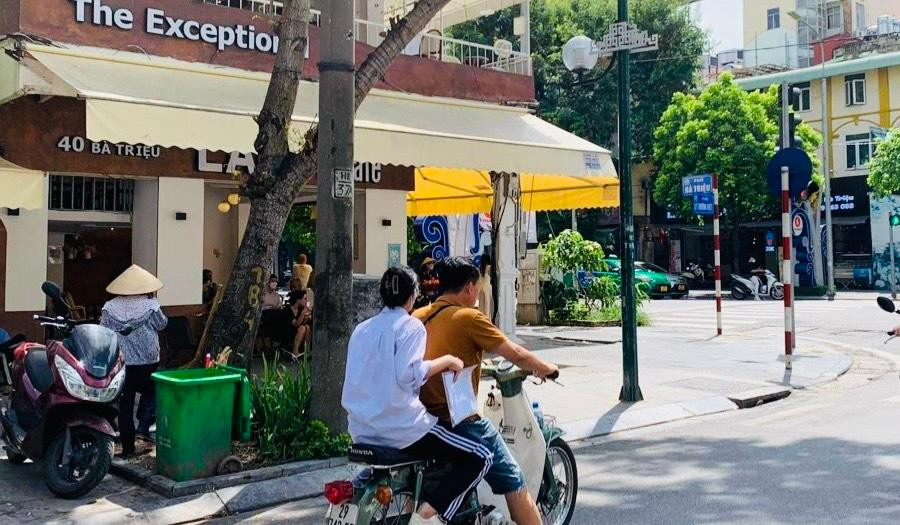 Cả 2 tham gia giao thông không mũ bảo hiểm (ảnh: Đỗ Hợp) Cả 2 tham gia giao thông không mũ bảo hiểm (ảnh: Đỗ Hợp)