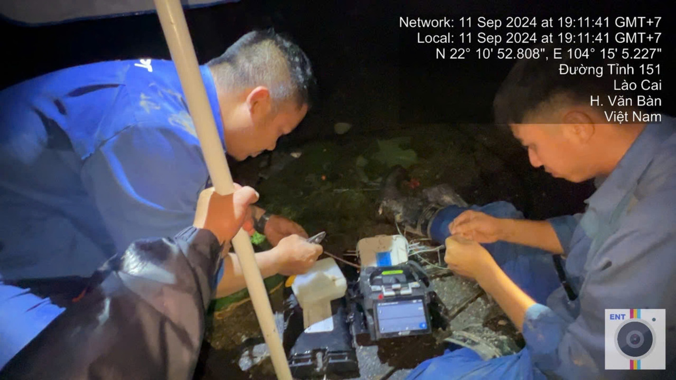 Cán bộ VNPT ứng cứu sự cố mất liên lạc tại các vùng bão lũ. Cán bộ VNPT ứng cứu sự cố mất liên lạc tại các vùng bão lũ.