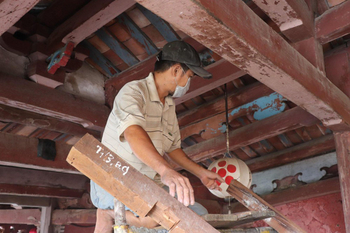 Bảo vệ di tích chùa Cầu Hội An trước bão Noru. Ảnh: Hoài Văn.