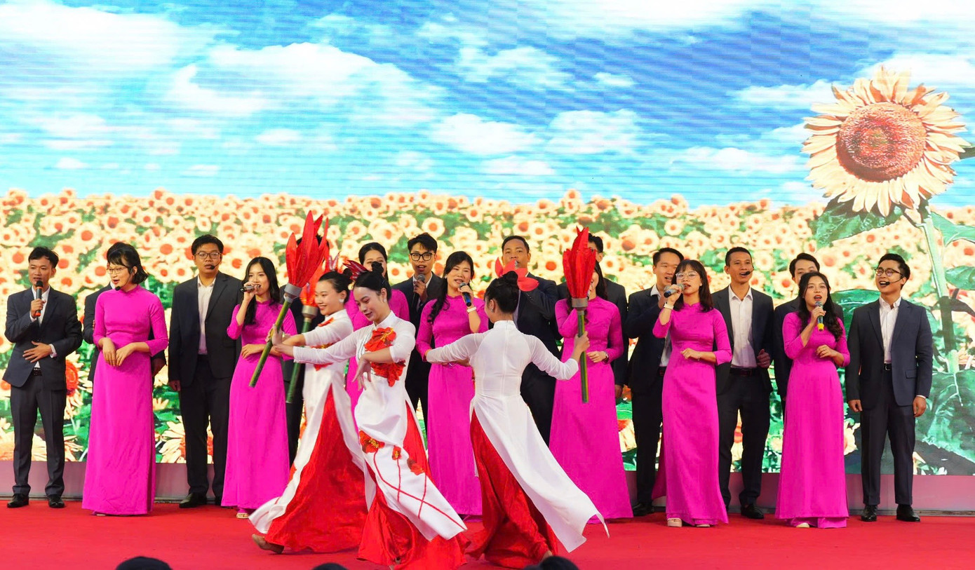 Vẫn còn tình trạng thiếu giáo viên ở các địa phương. Vẫn còn tình trạng thiếu giáo viên ở các địa phương.