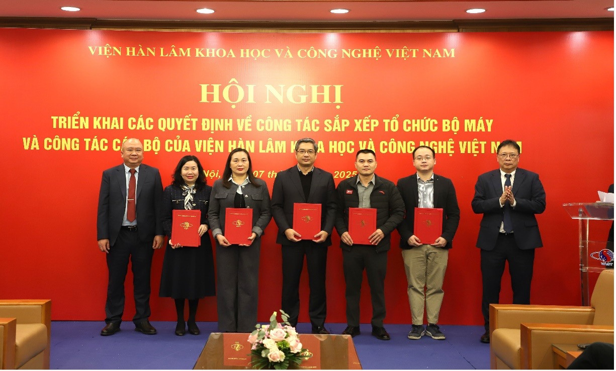 Lãnh đạo Viện Hàn lâm Khoa học và Công nghệ Việt Nam trao quyết định bổ nhiệm lãnh đạo Viện Hoá học sau khi thực hiện sáp nhập. Lãnh đạo Viện Hàn lâm Khoa học và Công nghệ Việt Nam trao quyết định bổ nhiệm lãnh đạo Viện Hoá học sau khi thực hiện sáp nhập.