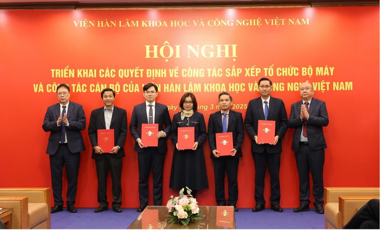 Lãnh đạo Viện Hàn lâm Khoa học và Công nghệ Việt Nam trao quyết định bổ nhiệm lãnh đạo Viện Công nghệ tiên tiến. Lãnh đạo Viện Hàn lâm Khoa học và Công nghệ Việt Nam trao quyết định bổ nhiệm lãnh đạo Viện Công nghệ tiên tiến.