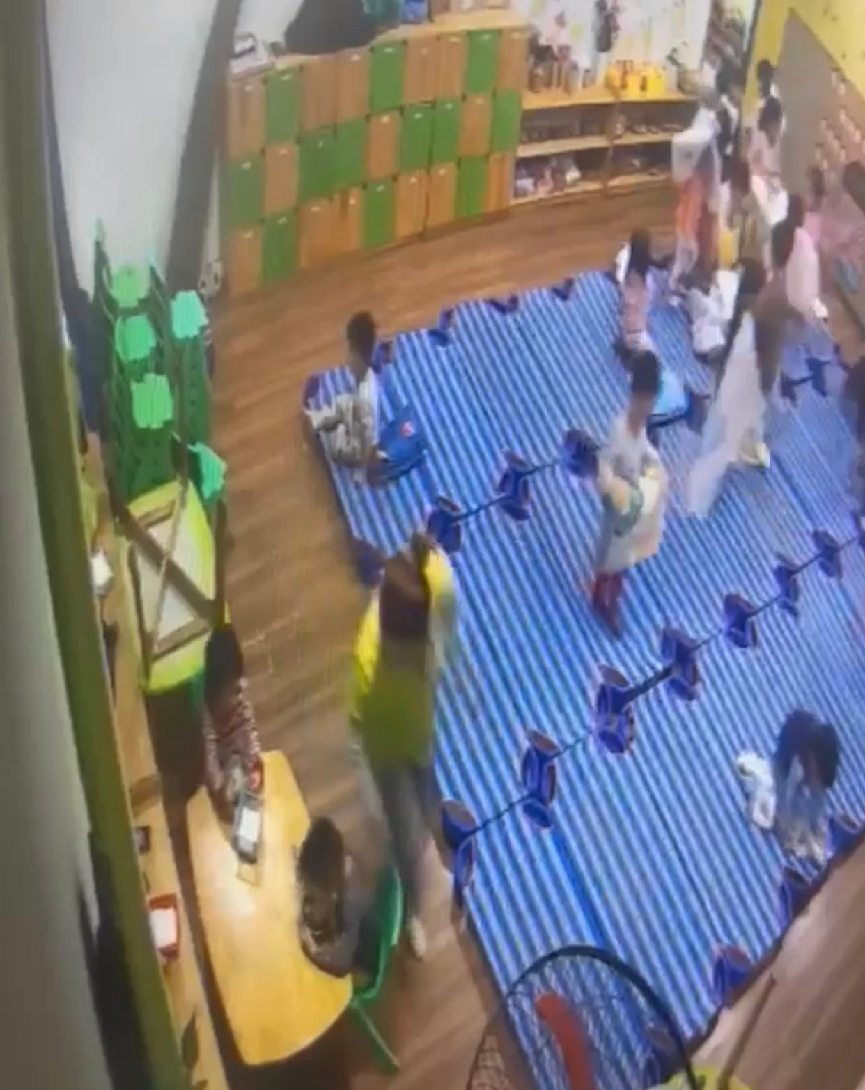 Cô giáo (áo vàng) có hành động giơ tay đánh mạnh vào đầu trẻ (ảnh cắt từ clip phụ huynh cung cấp) Cô giáo (áo vàng) có hành động giơ tay đánh mạnh vào đầu trẻ (ảnh cắt từ clip phụ huynh cung cấp)
