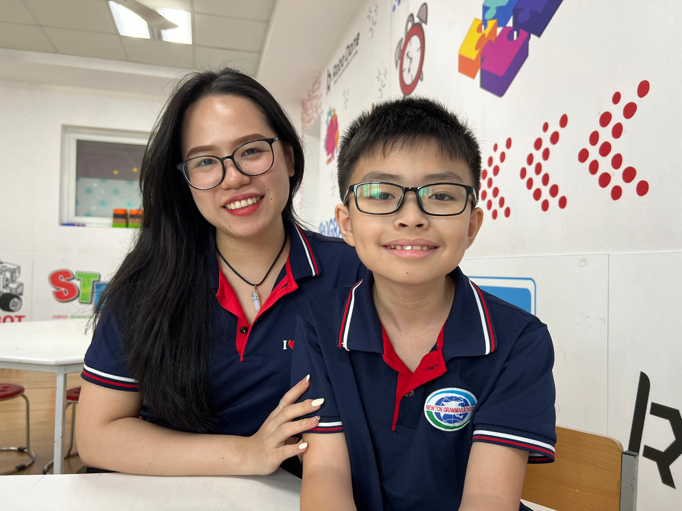 Hải Sang và cô giáo Nguyễn Thị Thu Nga, giáo viên bộ môn Tiếng Anh của trường. Hải Sang và cô giáo Nguyễn Thị Thu Nga, giáo viên bộ môn Tiếng Anh của trường.