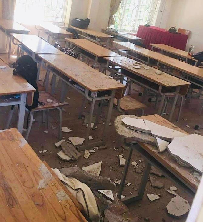 Mảng vữa trần rơi xuống, mảnh rơi tung tóe khắp lớp học. Mảng vữa trần rơi xuống, mảnh rơi tung tóe khắp lớp học.