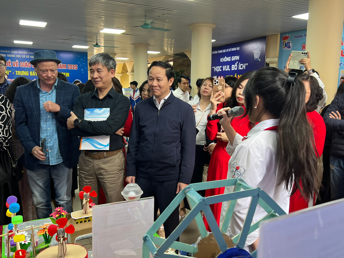 Các "Nhà khoa học nhí" giới thiệu sản phẩm với thầy cô giáo, khách mời và phụ huynh. Các "Nhà khoa học nhí" giới thiệu sản phẩm với thầy cô giáo, khách mời và phụ huynh.