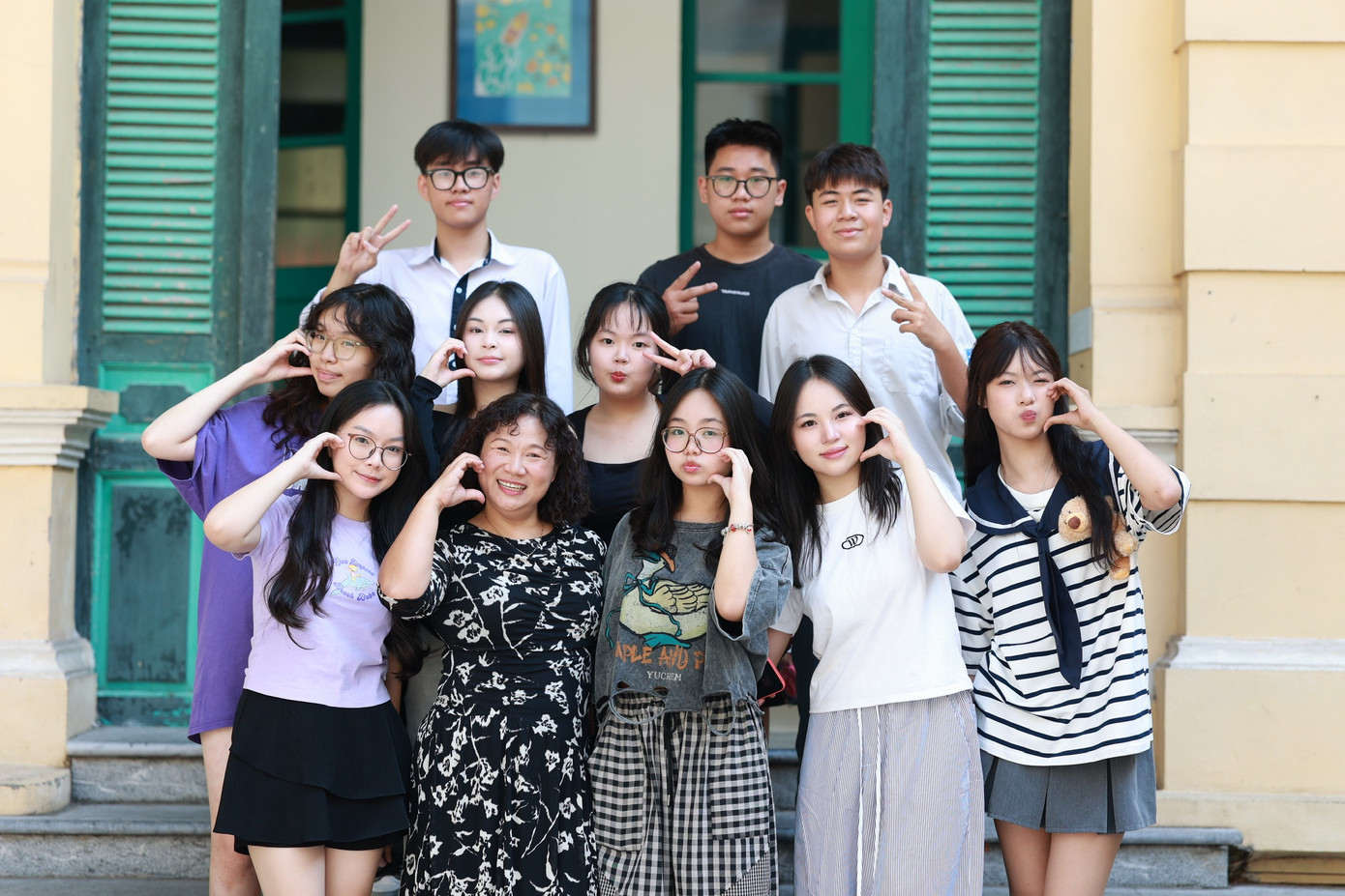 Cô Tú Oanh (thứ hai hàng đầu bên trái sang) chụp ảnh cùng học sinh Trường THCS Trưng Vương. Cô Tú Oanh (thứ hai hàng đầu bên trái sang) chụp ảnh cùng học sinh Trường THCS Trưng Vương.