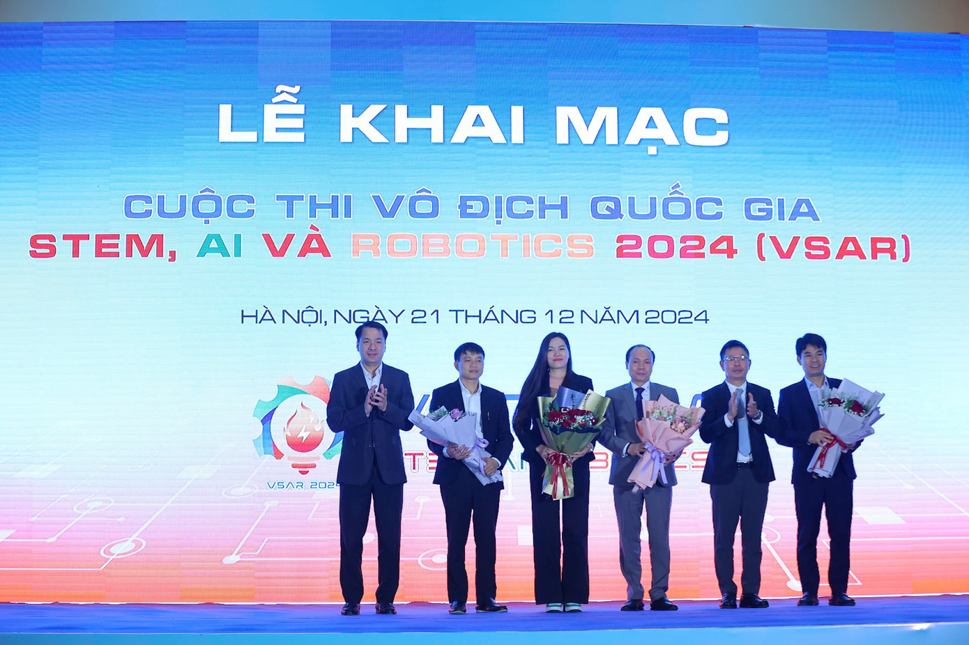 Bí thư T.Ư Đoàn Ngô Văn Cương và Tổng biên tập Báo Tiền Phong Phùng Công Sưởng đã tặng hoa cảm ơn các đơn vị đồng hành, tài trợ cho cuộc thi.