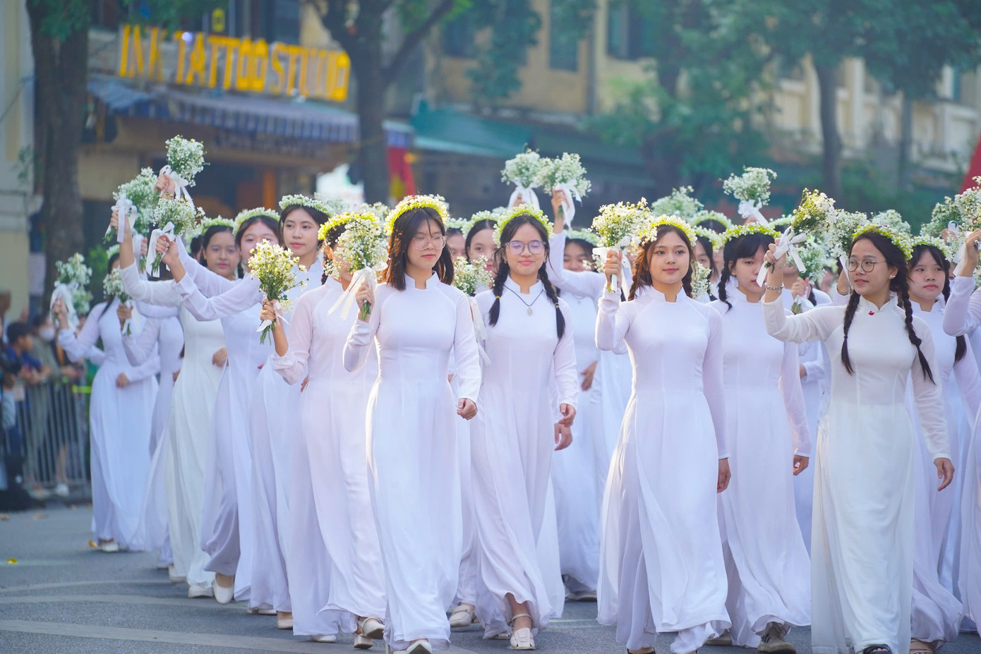 Nữ sinh Trường THPT Chu Văn An trong tà áo dài trắng tinh khôi. Trường THPT Chu Văn An là ngôi trường 116 năm tuổi bên bờ hồ Tây thơ mộng.