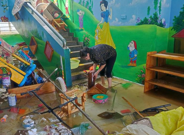 Giáo viên một trường học tại Cao Bằng đang dọn dẹp lại trường lớp sau khi bị ngập nước.