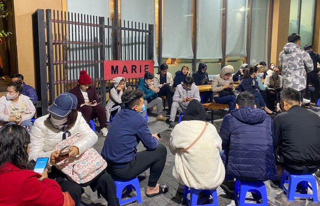 Năm ngoái, phụ huynh xếp hàng giữa đêm khuya để lấy phiếu trải nghiệm vào lớp 1 cho con tại Trường Marie Curie Hà Nội. Năm ngoái, phụ huynh xếp hàng giữa đêm khuya để lấy phiếu trải nghiệm vào lớp 1 cho con tại Trường Marie Curie Hà Nội.