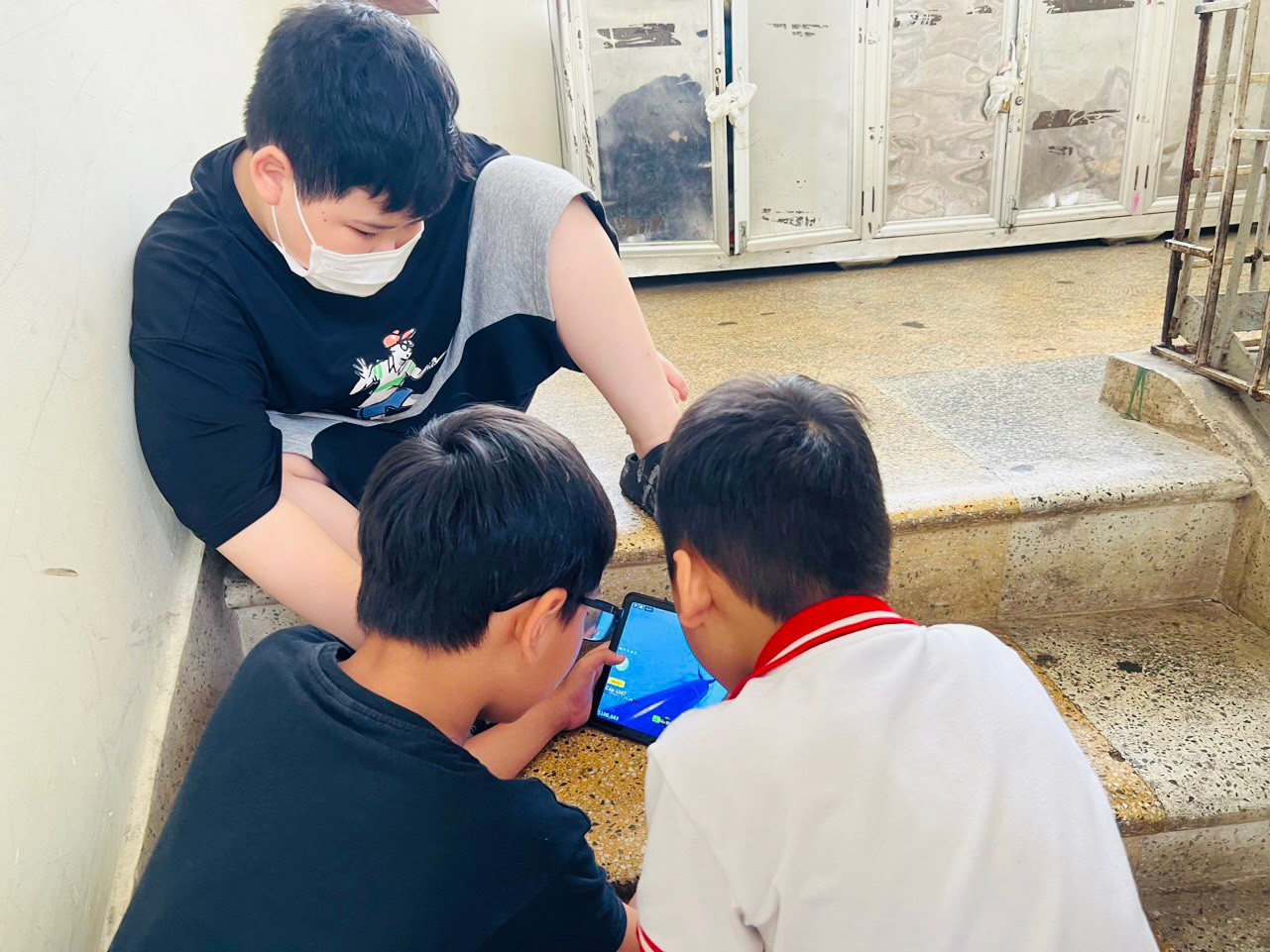 Học sinh một trường tiểu học tại Hà Nội túm tụm chơi game ngay cầu thang của trường trong giờ ra chơi. Học sinh một trường tiểu học tại Hà Nội túm tụm chơi game ngay cầu thang của trường trong giờ ra chơi.