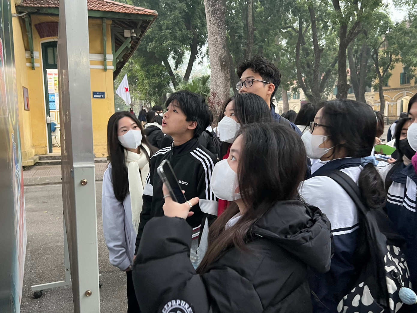 Chuyên gia giáo dục cho rằng, cần có chương trình giáo dục nghề nghiệp sâu hơn ở bậc THPT tránh tình trạng hết lớp 12 các em gia nhập thị trường lao động ngay nhưng &quot;trắng&quot; chuyên môn - kỹ thuật.