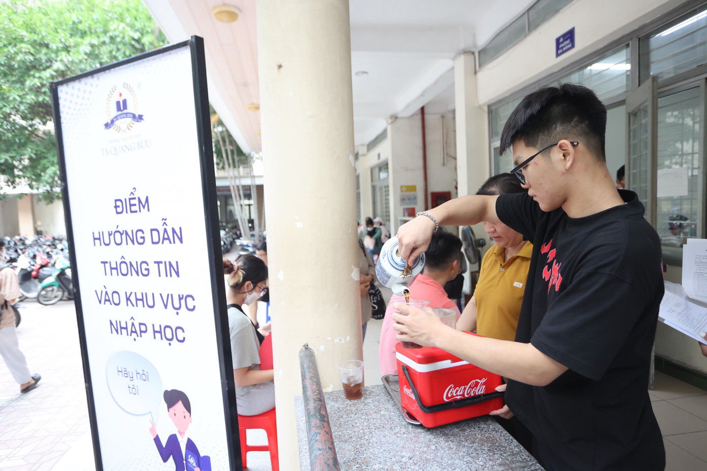 Có em học sinh cùng gia đình đến từ 11 giờ đêm hôm trước.