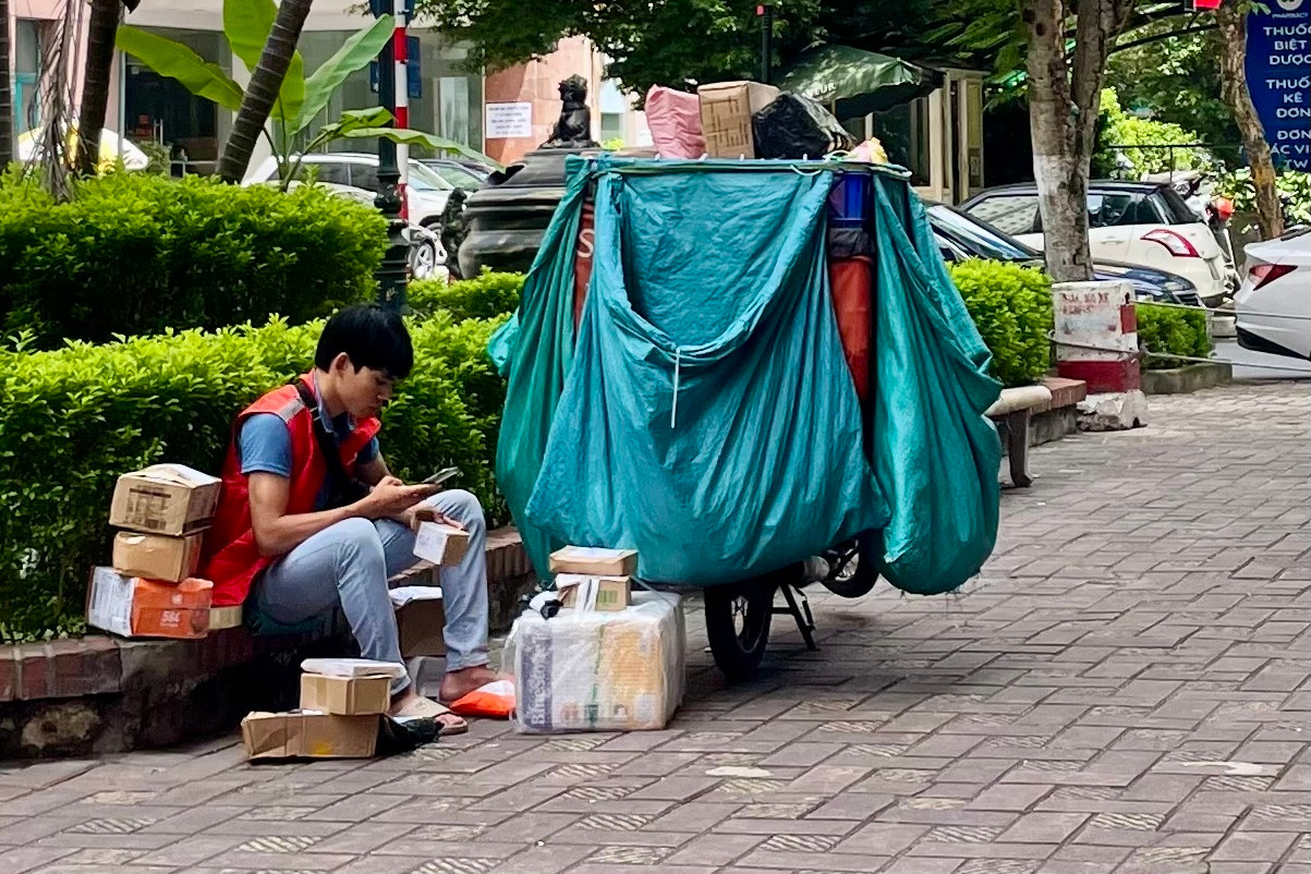 Sẽ khuyến khích tiến tới hạn chế việc sử dụng nhựa một lần trong đóng gói hàng hoá, sản phẩm thương mại điện tử. Ảnh: Tuệ Minh. Sẽ khuyến khích tiến tới hạn chế việc sử dụng nhựa một lần trong đóng gói hàng hoá, sản phẩm thương mại điện tử. Ảnh: Tuệ Minh.