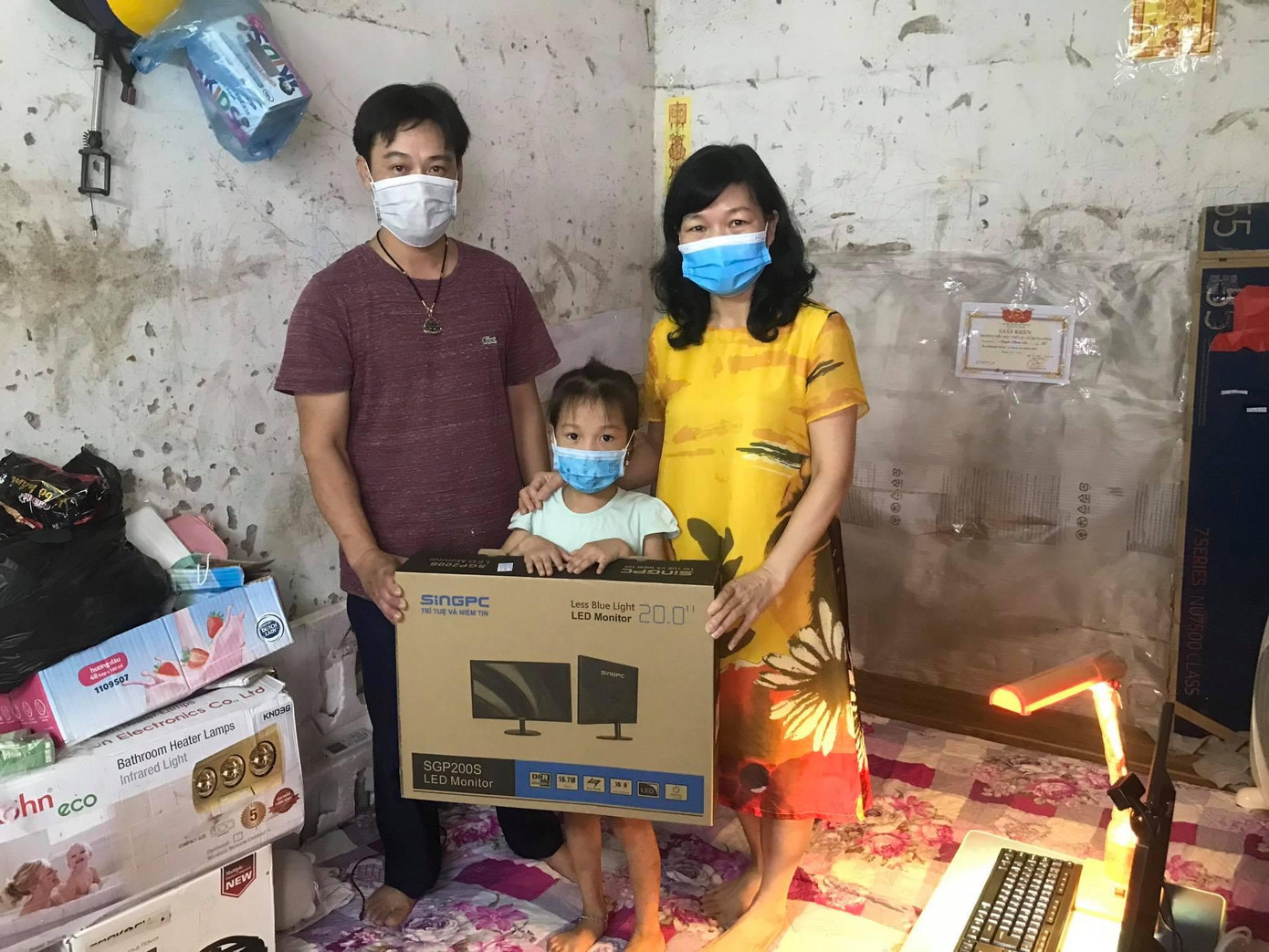 Giáo viên Trường tiểu học Thủ Lệ tới nhà trọ tặng máy tính cho học sinh. Giáo viên Trường tiểu học Thủ Lệ tới nhà trọ tặng máy tính cho học sinh.