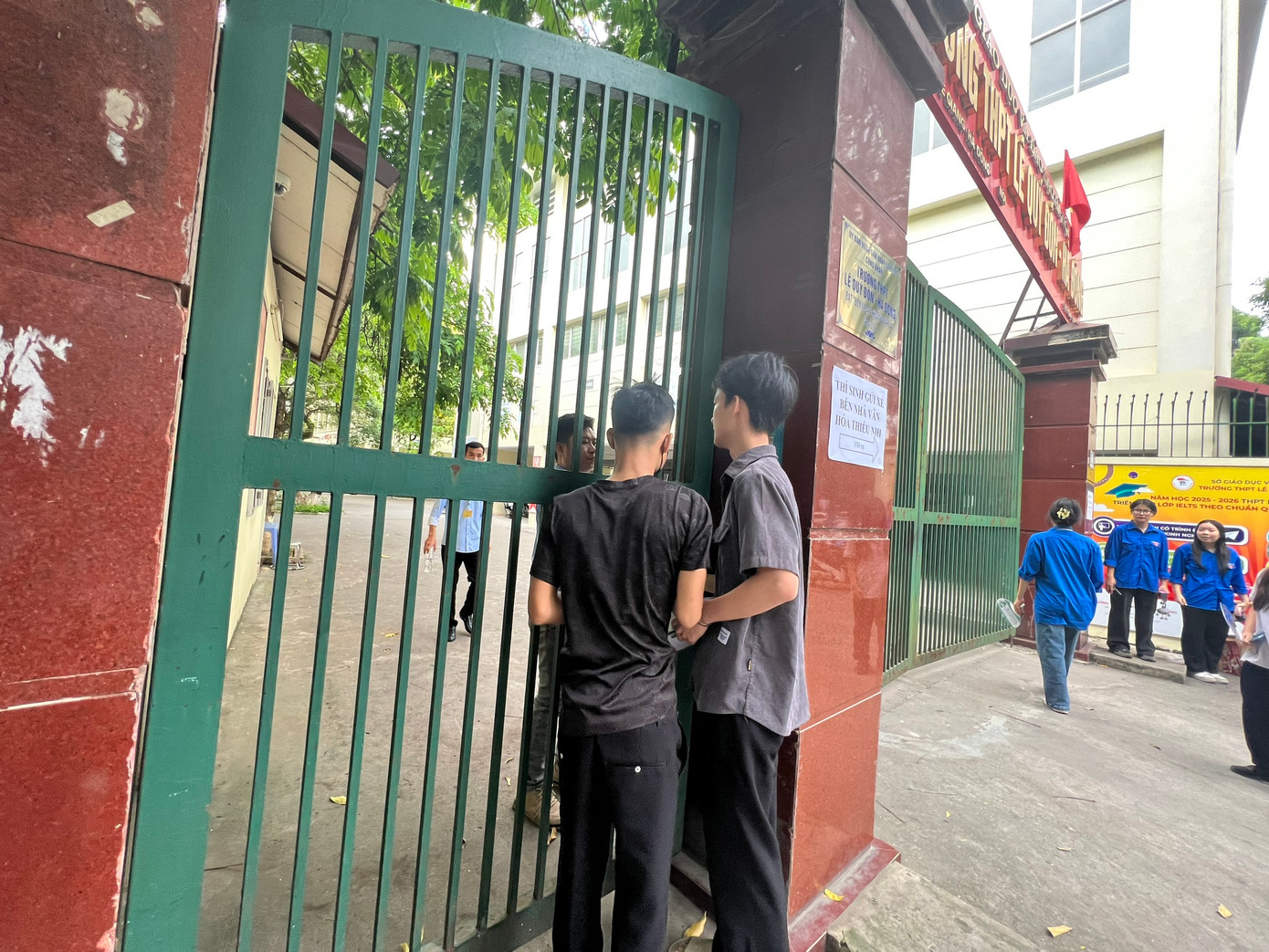 Thí sinh đến muộn tại điểm thi THPT Lê Quý Đôn (Hà Nội).