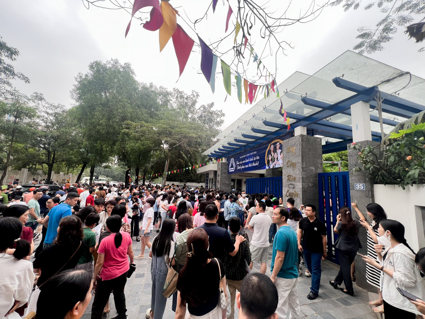 Từ sáng sớm, phụ huynh đã đưa con đến điểm thi.