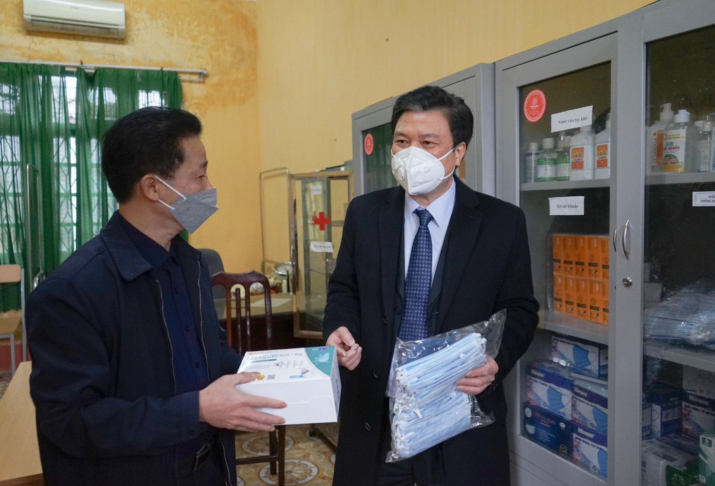 Thứ trưởng Nguyễn Hữu Độ kiểm tra điều kiện dạy học trực tiếp tại Hưng Yên. Thứ trưởng Nguyễn Hữu Độ kiểm tra điều kiện dạy học trực tiếp tại Hưng Yên.