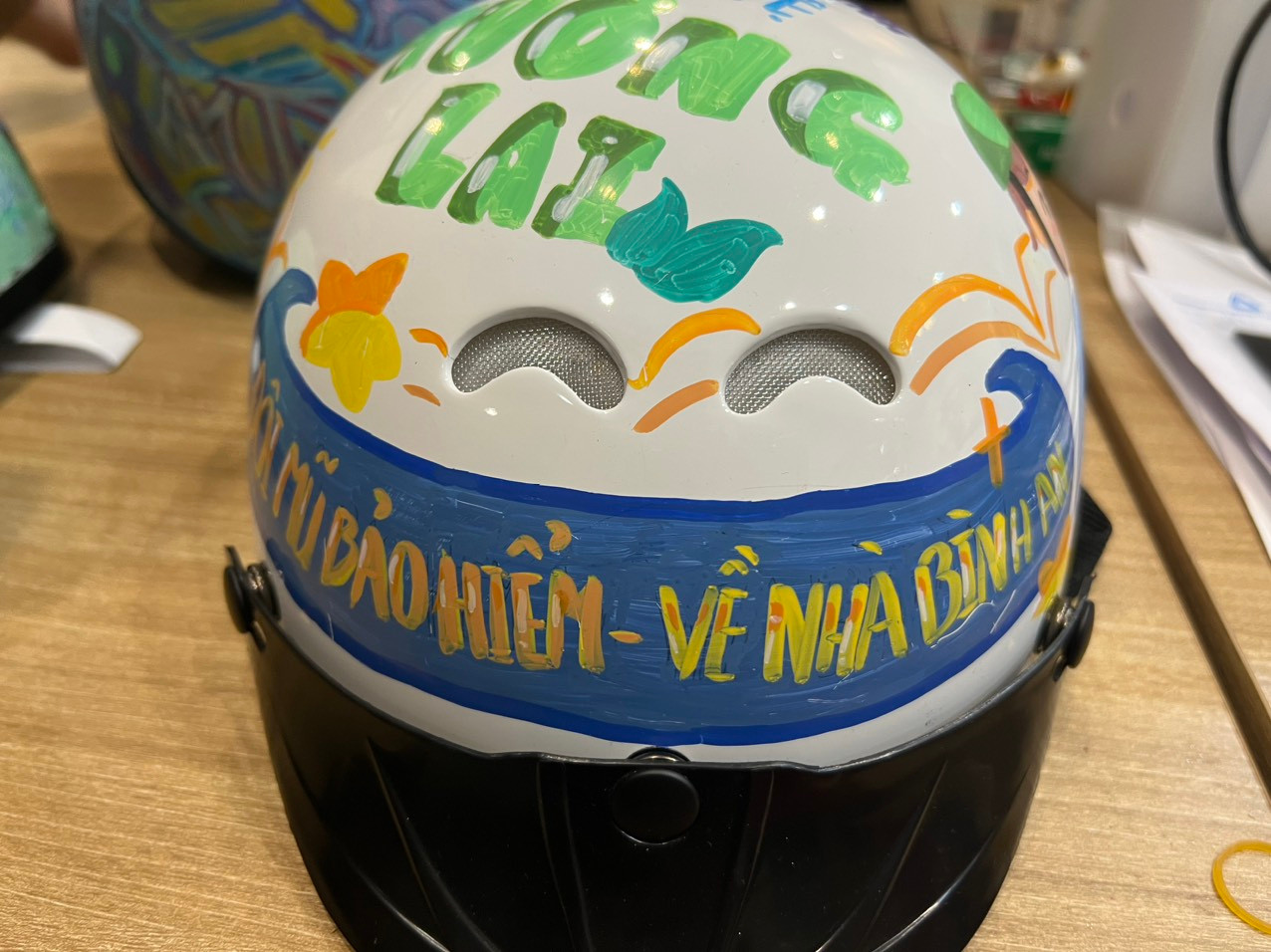 Học sinh thiết kế những mẫu mũ bảo hiểm với slogan: "Đầu trần chạy ẩu, thoáng nhìn thật ngầu. Đụng xe té ngã, ngầu không thấy đâu". Hay "Đội mũ bảo hiểm, về nhà bình an"; "Đội mũ lên"...