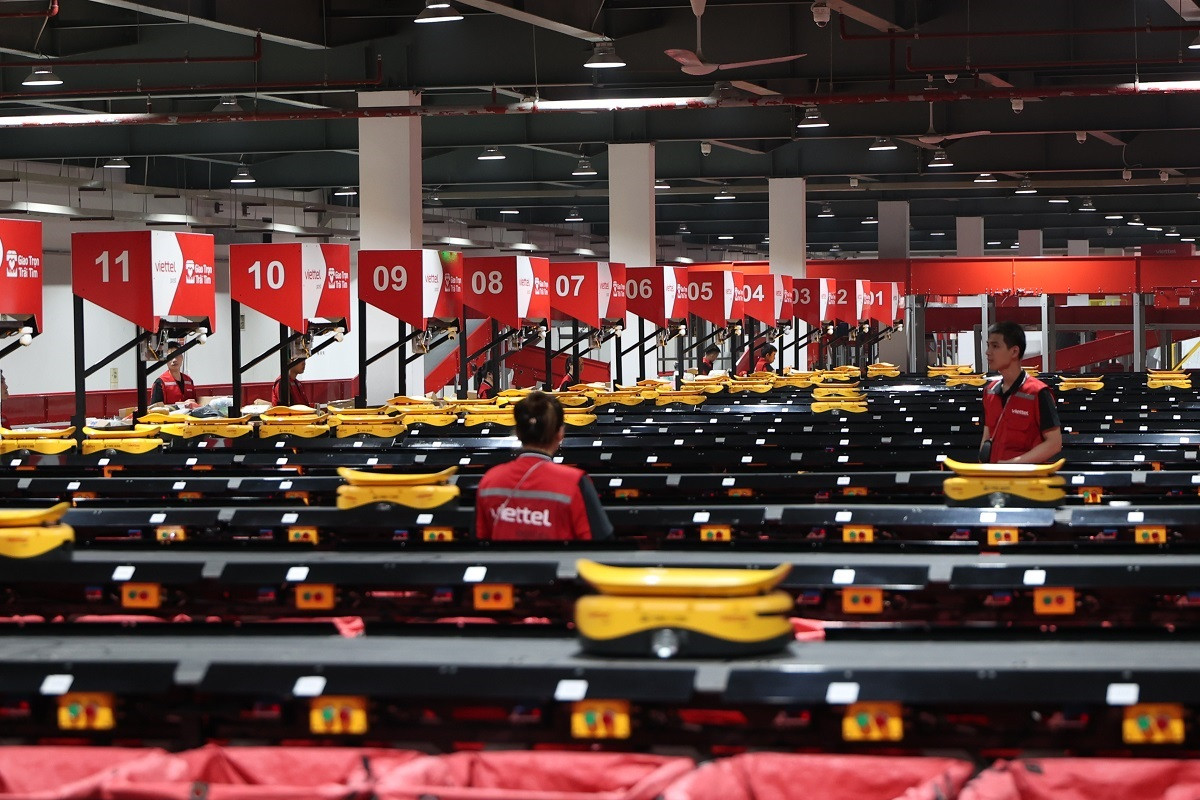 Quản lý giám sát vận hành khu tổ hợp là hệ thống NOC theo dõi hành trình của từng đơn hàng thời gian thực. Hệ thống giám sát thông minh gồm công nghệ Digital Twin, camera AI, kiểm soát trạng thái của toàn bộ hệ thống thiết bị và hoạt động khai thác hàng hóa, phát hiện và cảnh báo về các hành vi bất thường, giúp xử lý kịp thời các vấn đề phát sinh.