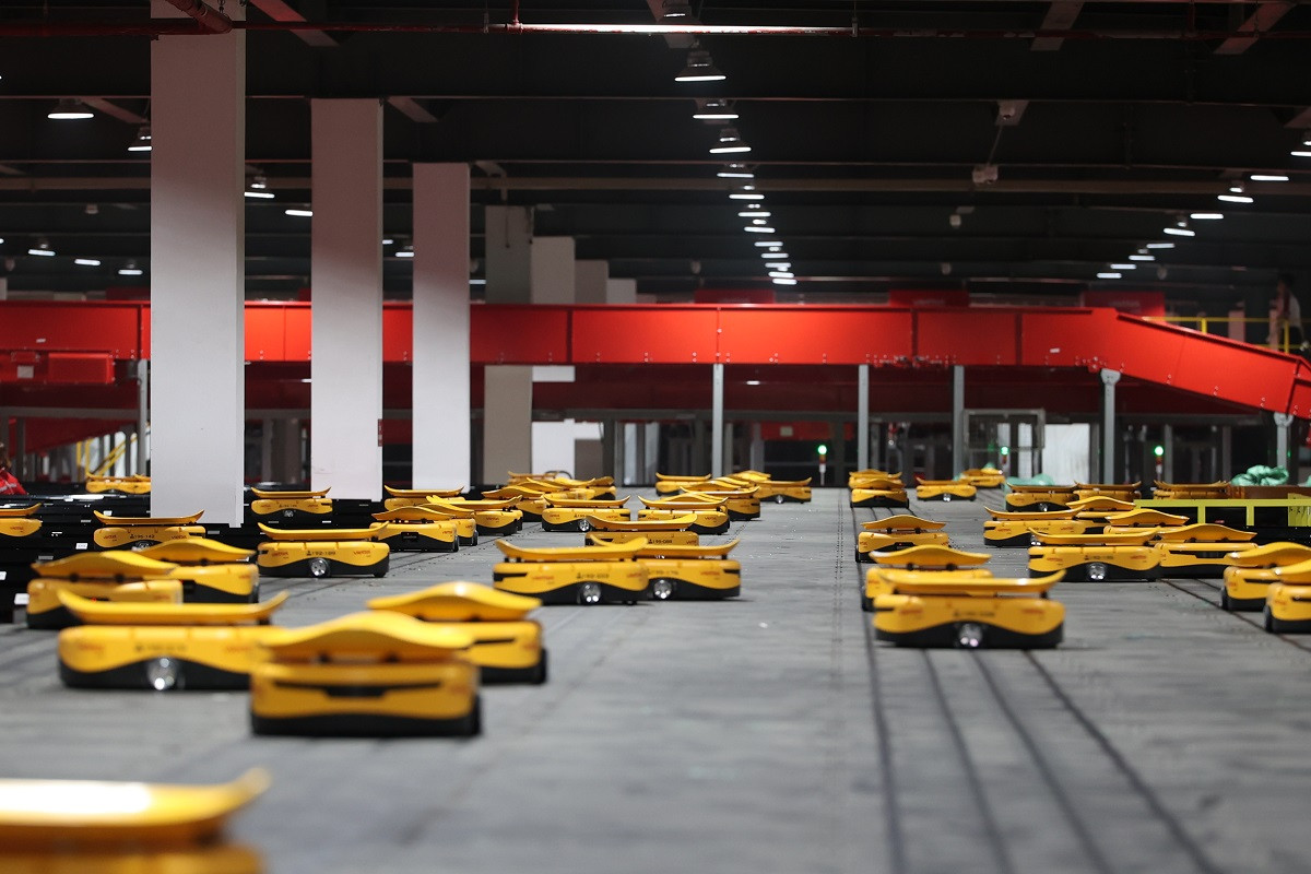 Đây là lần đầu tiên một công ty logistic ở Việt Nam triển khai công nghệ robot AGV. Hệ thống này được sử dụng nhằm thay thế con người trong việc chia chọn tự động 100% các loại hàng hóa nhẹ, mỏng, hàng có hình dáng đặc thù, tròn lăn, thích hợp với hàng hóa trên sàn thương mại điện tử.