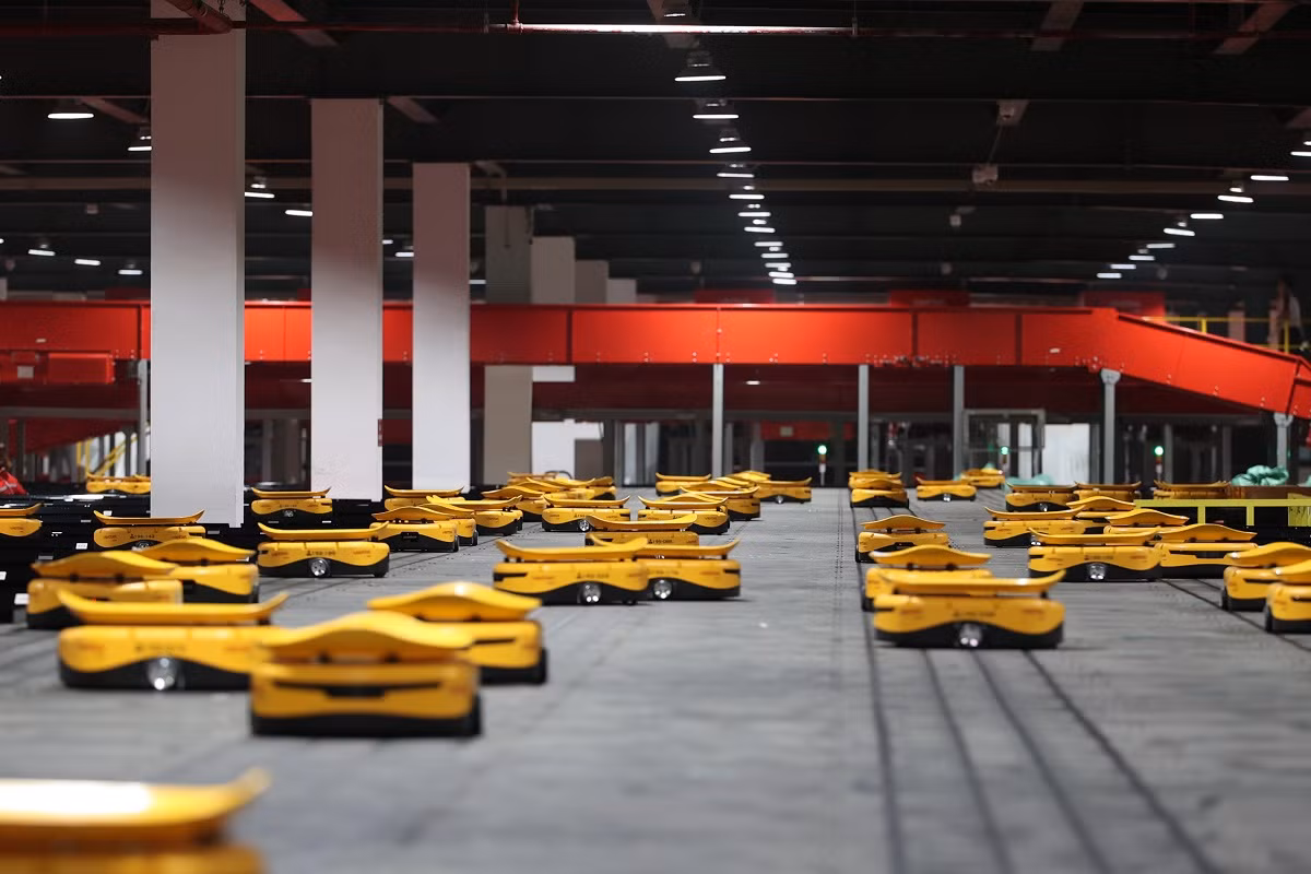 Đây là lần đầu tiên một công ty logistic ở Việt Nam triển khai công nghệ robot AGV. Hệ thống này được sử dụng nhằm thay thế con người trong việc chia chọn tự động 100% các loại hàng hóa nhẹ, mỏng, hàng có hình dáng đặc thù, tròn lăn, thích hợp với hàng hóa trên sàn thương mại điện tử.