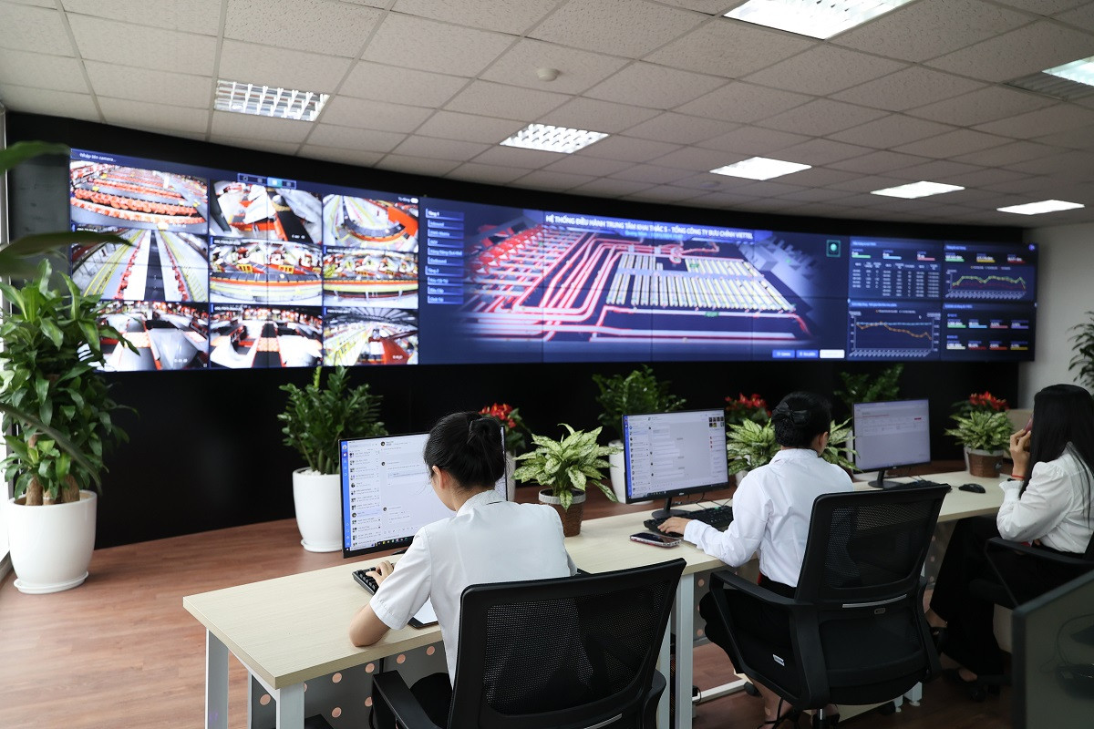 Hệ sinh thái logistics bao gồm phần mềm quản lý kho vận, hệ thống app/web, chuỗi giải pháp công nghệ chuyển phát giám sát trọng lượng, giám sát băng tải, khóa thông minh… đều được phát triển bởi đội ngũ 100% kĩ sư, chuyên gia người Việt, hoàn thiện trong hơn 6 tháng. Trong khi đó, với các hệ thống có quy mô tương tự, các doanh nghiệp lớn trên thế giới mất khoảng 2 năm triển khai để có thể đưa vào sử dụng thực tế.