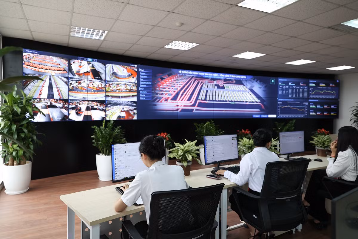 Hệ sinh thái logistics bao gồm phần mềm quản lý kho vận, hệ thống app/web, chuỗi giải pháp công nghệ chuyển phát giám sát trọng lượng, giám sát băng tải, khóa thông minh… đều được phát triển bởi đội ngũ 100% kĩ sư, chuyên gia người Việt, hoàn thiện trong hơn 6 tháng. Trong khi đó, với các hệ thống có quy mô tương tự, các doanh nghiệp lớn trên thế giới mất khoảng 2 năm triển khai để có thể đưa vào sử dụng thực tế.