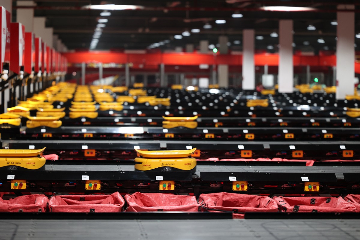 Viettel Post vừa khai trương Tổ hợp công nghệ chia chọn thông minh đầu tiên của Việt Nam. Đây là tổ hợp chia chọn có mức tự động hóa cao nhất Việt Nam với việc sử dụng robot tự hành chia chọn hàng hoá (robot AGV), hệ thống chia hàng lớn (Wheel Sorter Matrix) và hệ thống chia chọn dạng băng tải (Cross-belt Sorter).